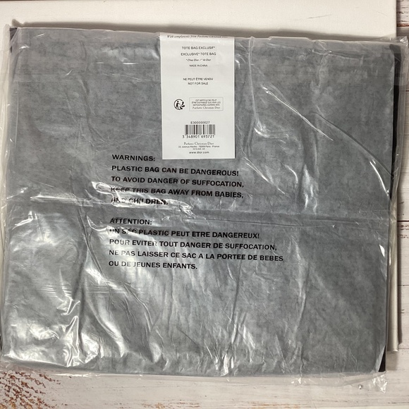 Dior 2025 VIP Black Lace Mesh Tote - Picture 3 of 3